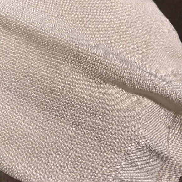 Fitted V-neck sweater with ruffle sleeve detail - Picture 3 of 3